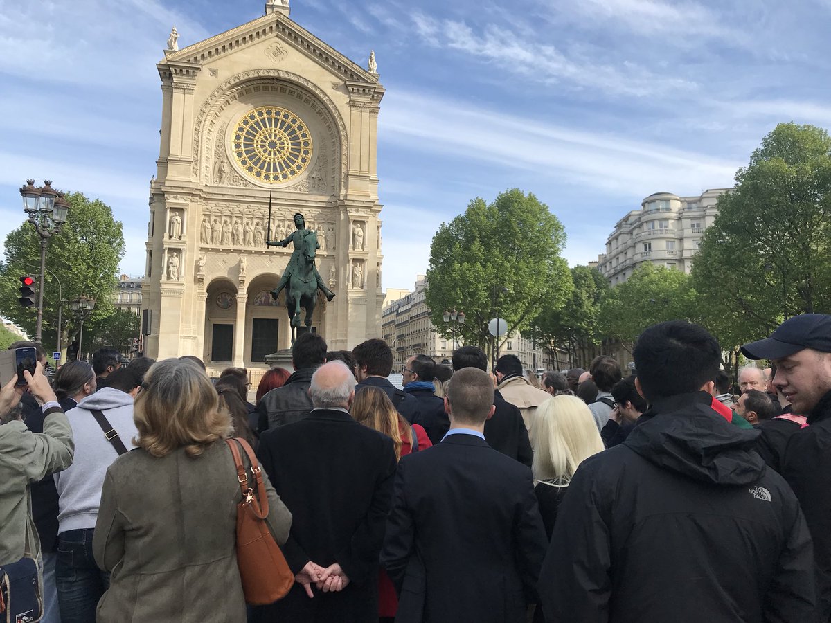 RNational_Paris's tweet photo. ✌🏼 Hommage des militants du #FNParis et des élus franciliens à Jeanne d’Arc #1ermai2018 https://t.co/dCqEsI7dXw