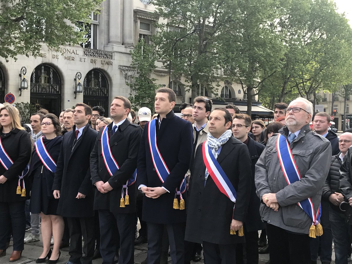 RNational_Paris's tweet photo. ✌🏼 Hommage des militants du #FNParis et des élus franciliens à Jeanne d’Arc #1ermai2018 https://t.co/dCqEsI7dXw