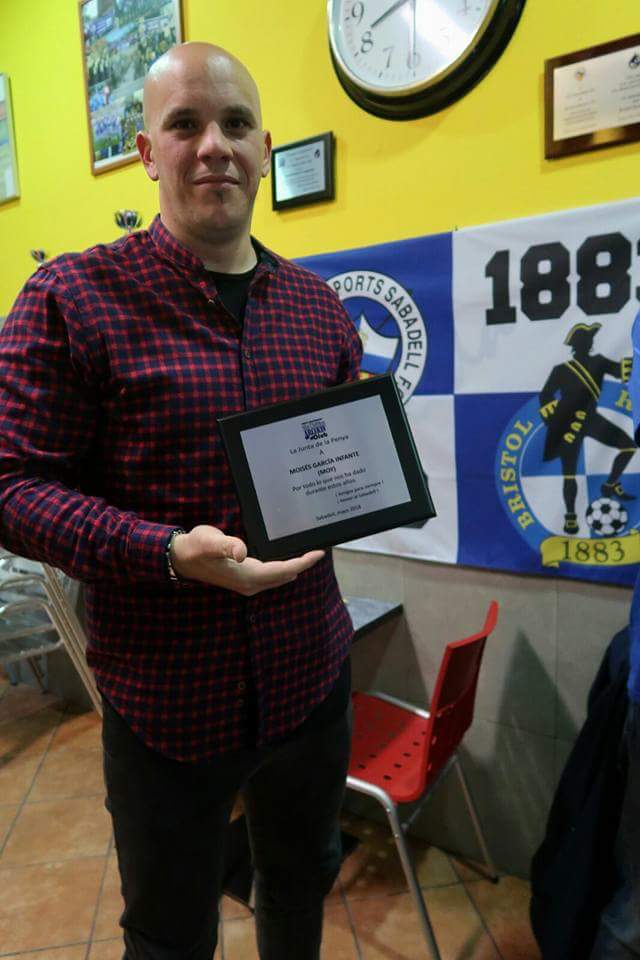 Ayer la Junta de esta "penya" entregó una placa conmemorativa a nuestro "penyista" y ex vocal Moy, en agradecimiento a su dedicación a la misma y por todo lo que nos ha dado, tanto a esta afición como al club de nuestros amores. Como reza la placa: ¡Amigos para siempre!