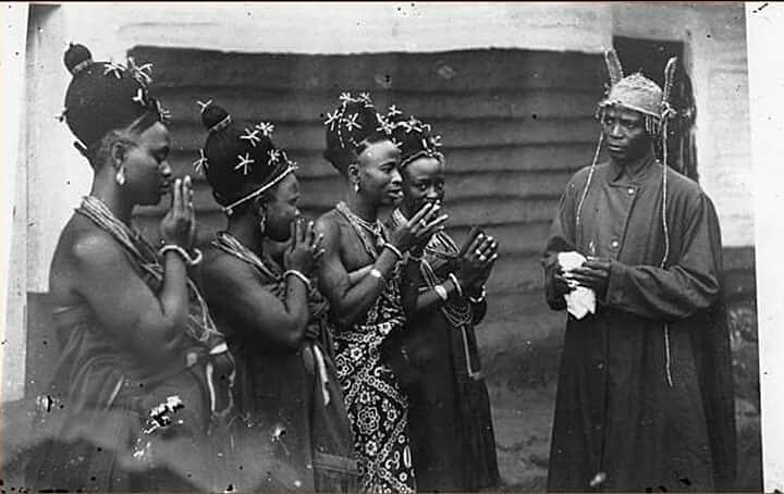 ASIRIMagazine's tweet photo. Oba Akenzua II with his Queens the OLOI, Benin City 1956.#obaofbenin #obaghatokpere #history #heritage #obaakenzua #beninhistory #bini #edokingdom #royalty๐ #ASIRIMagazine https://t.co/iPNJq1wNGt