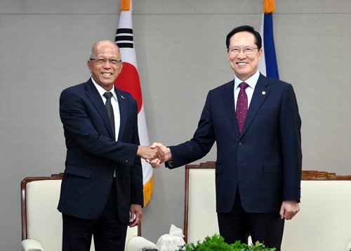 DefenceNews_SDI's tweet photo. S. Korea and Philippines vow close military ties

 https://t.co/3PecZuhVUI 
#DoD https://t.co/vVAK3QxeS5