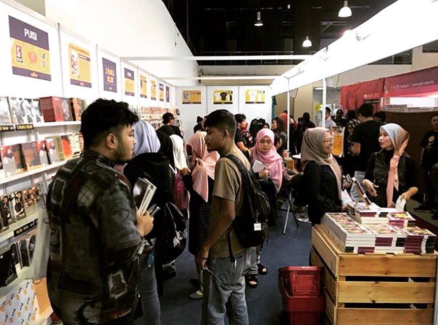 selutbooks's tweet photo. #pbakl2018 #penaklukanromanxselut  #bukuroman #romanbuku #selutpress #sangfruedpress #perfectbinding https://t.co/QMWdr0Qz6D