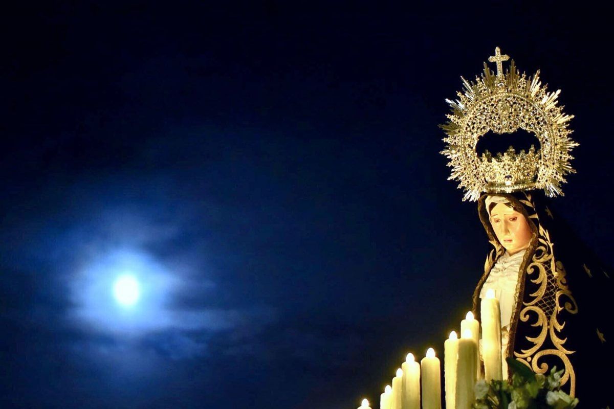 Comienza el mes de Mayo, comienza el mes dedicado a la Santísima Virgen María.

Que Ella siga guiando nuestra vida, amparándonos bajo su manto protector.

Madre de la Soledad Coronada,
Ruega por nosotros

📷 Quinito