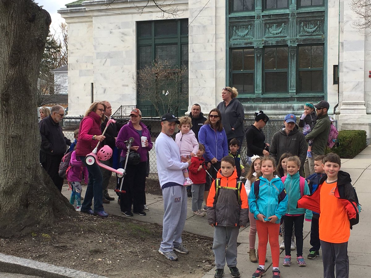 APKearns1's tweet photo. Colt Andrews kicks -off Wellness Week with Walk to School Day!  @bweari @ColtAndrewsSch @coltandrewsPG @mariojandrade https://t.co/u2bCW2z6w1