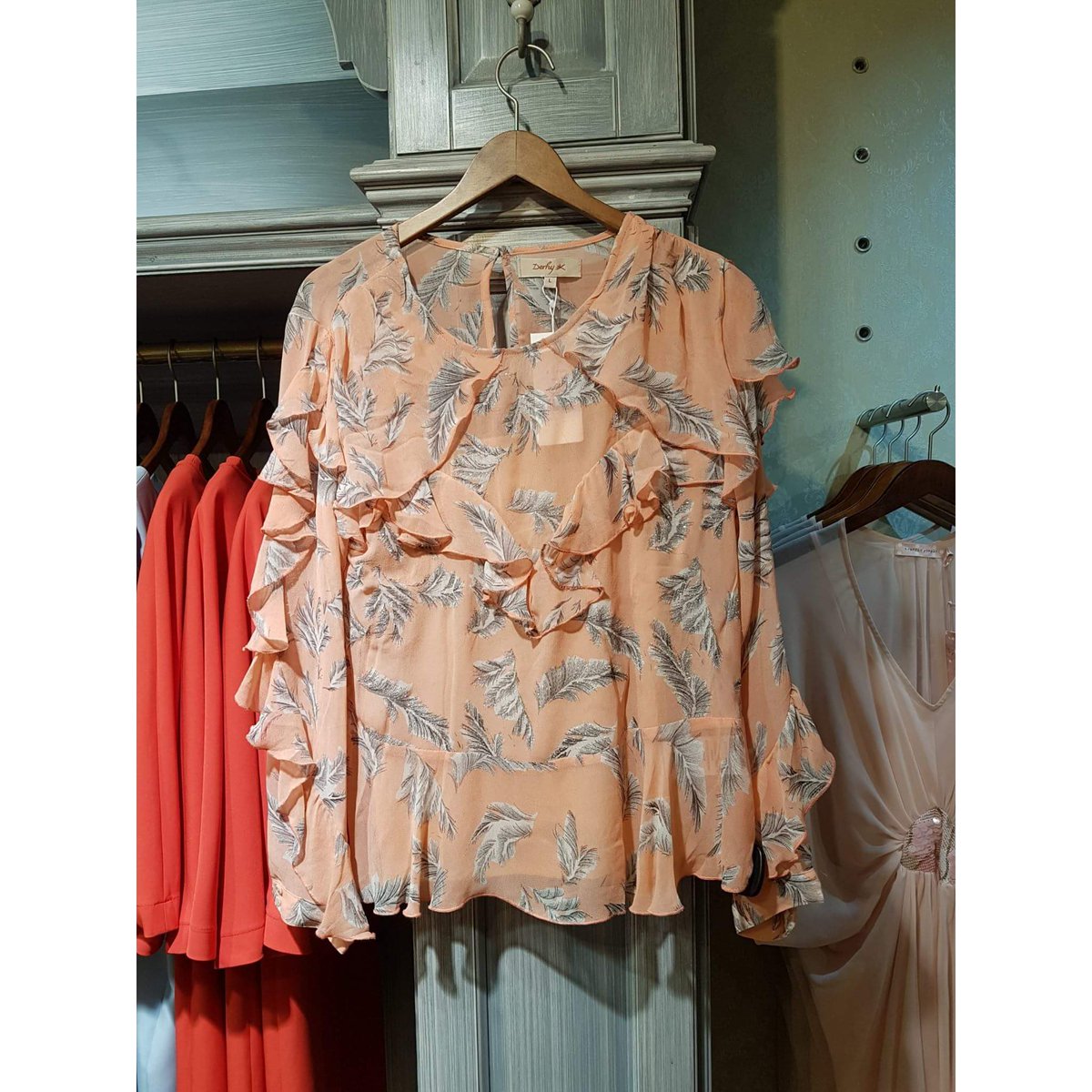 NeolaApparel's tweet photo. Dress it up or dress it down, this glamorous peach tunic is a must have this summer.
✨✨€95 ✨✨
#RareFinds #ExclusiveLabels https://t.co/MqLED1lrwC