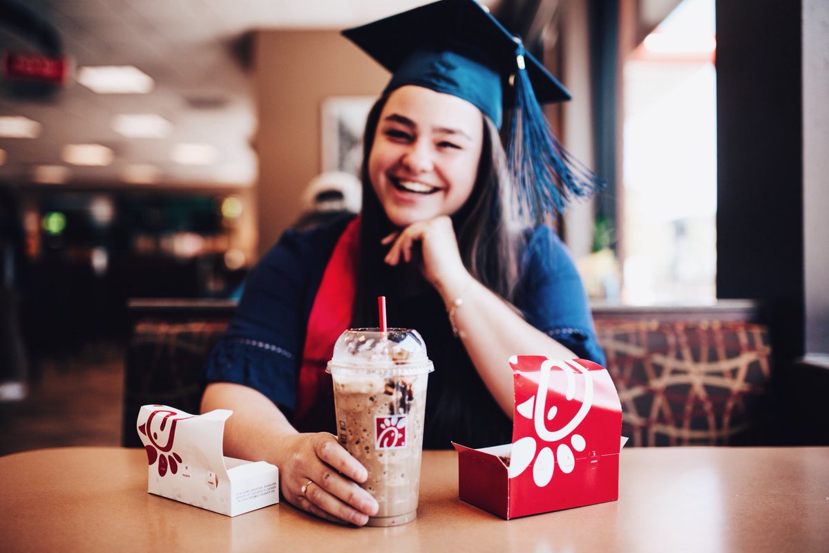 MangrumMatt's tweet photo. I NEED Y’ALL TO RT THIS!!!!!!

My friend Maggie Smith took her senior pictures at Chick-Fil-A and she wants them to see it. Please RT to help accomplish her dream. 

Also, she’s an incredible photographer. Follow her on INSTA: maggiesmithphotography 

@ChickfilA RT RT RT RT RT RT https://t.co/41etFTpWCv