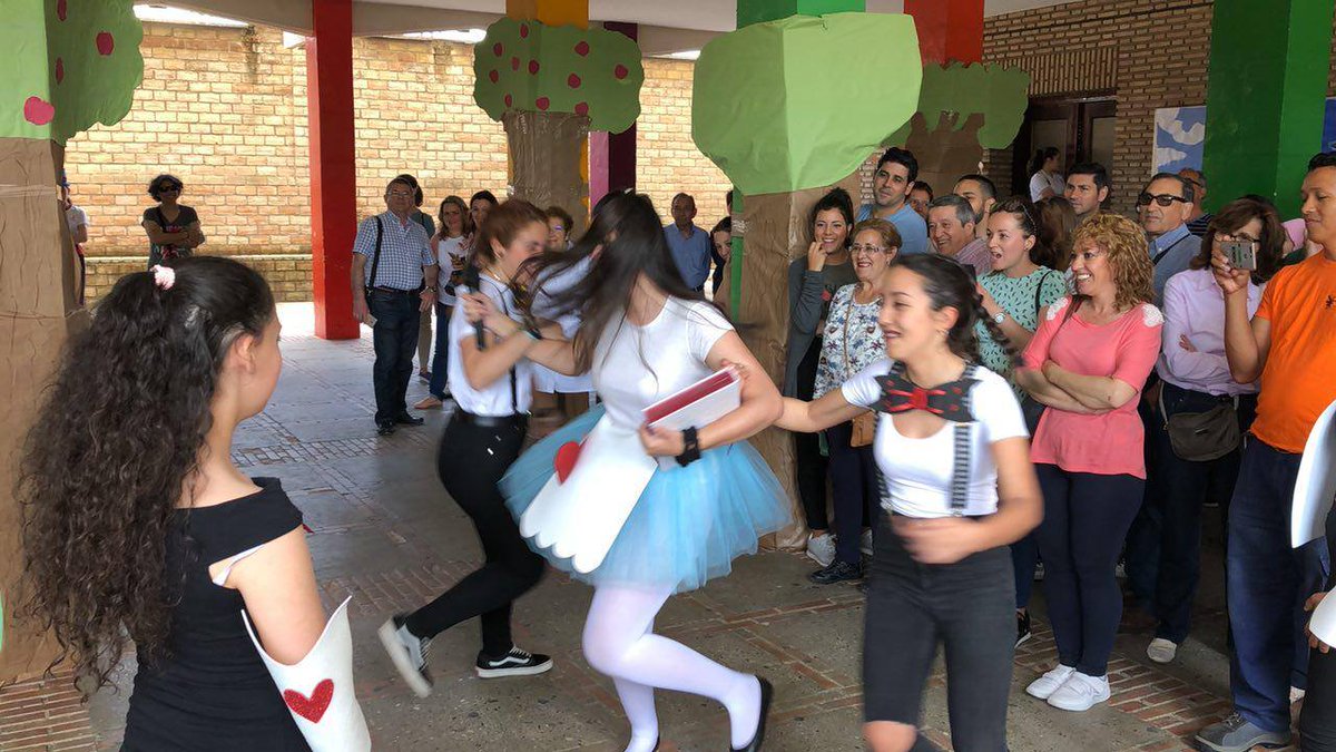 MercedariasC's tweet image. ¡GRACIAS, GRACIAS Y MIL GRACIAS!
A nuestro alumnado por ser el protagonista y el máximo responsable del éxito de Alicia en el País de las Maravillas. Al profesorado por la organización y las horas que van detrás de dicho evento.