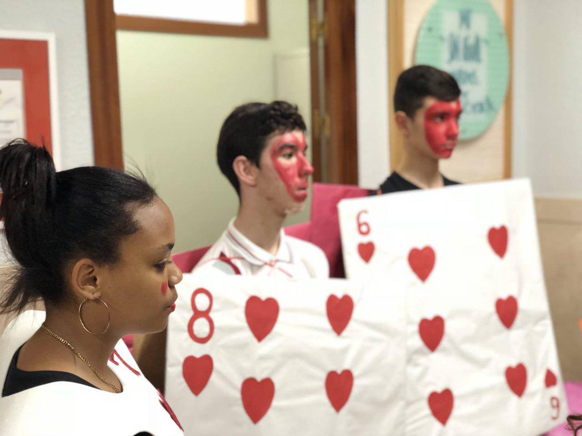 MercedariasC's tweet image. Y a todos aquellos familiares que han contribuido con el acontecimiento, asistiendo, ayudando a sus pequeños con el atrezo, disfraces, etc. Sin todos vosotros no habría sido posible que niños y no tan niños hayamos disfrutado tanto de ALICE IN WONDERLAND.
#mercedariascordoba