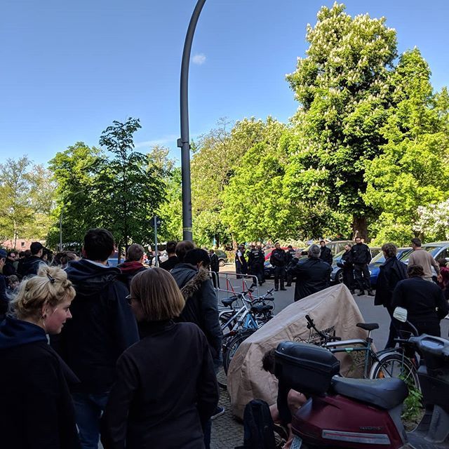 RobertPazurek's tweet photo. Now protesting against racism and intolerance at Bleichröderpark #pankow #Berlin #fckafd #fcknzs #noracism https://t.co/ZoMoynl93P https://t.co/v2jMnvHWpM