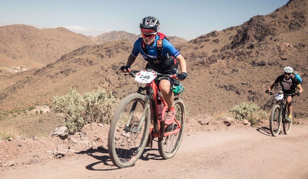 revista_BIKE's tweet photo. ¿Qué comer en una etapa de la Titan Desert? Anna nos muestra los imprescindibles que no pueden faltar en su mochila. https://t.co/UFiMy3n8Cv #DeDeportistaADeportista #Titanesdecathlon https://t.co/vjbx6TPl2Y