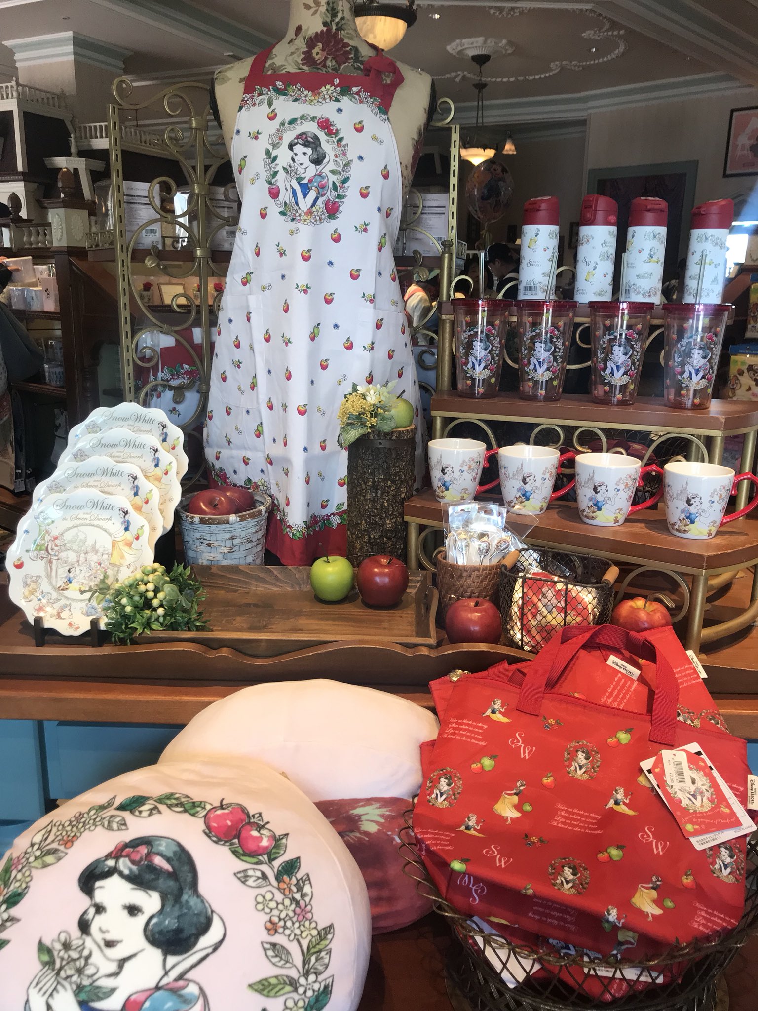 あいにゃん 今日からafternoonteaプロデュースの白雪姫グッズ発売 可愛さと上品さの詰まったグッズばかりでしたっ ディズニー ディズニーランド 白雪姫グッズ T Co Hrjxkeds6k Twitter