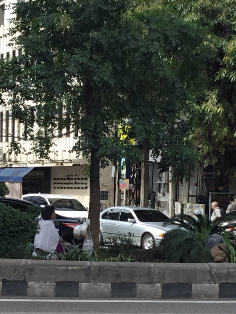 human_street's tweet photo. เธอเ��ยเข้าสู่การรักษาในโรงพยาบาลจิตเวชถึง 2 ครั้งแล้ว สิ้นสุดการรักษาออกมากลับบ้านอยู่กับตายายที่ไม่สามารถดูแลผู้ป่วยจิตเวชได้ แล้วเธอก็กลับมาเป็น #ผู้ป่วยจิตเวช #ผู้ป่วยข้างถนน https://t.co/nq8Rhip4Ia