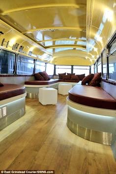 #ÚLTIMAHORA En funcionament des d’avui la nova línia de bus que va des de la plaça de l’Autonomia fins a l’Avda de la República, tot passant pel carrer del procés. Qui faci ús d”aquesta línia podrà gaudir dels nous models de bus.