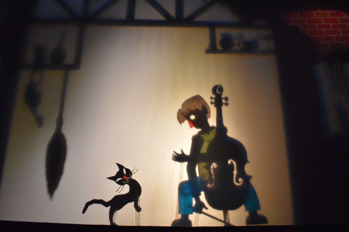 影絵劇団かしの樹 学校公演 こんばんは 銀河班です 今日は東京都西多摩郡にある瑞穂第一小学校で ピーター パン と セロ弾きのゴーシュ を上演しました そして明日からの稽古の準備で稽古場に来ております 番犬クロが見守ってくれていますよ