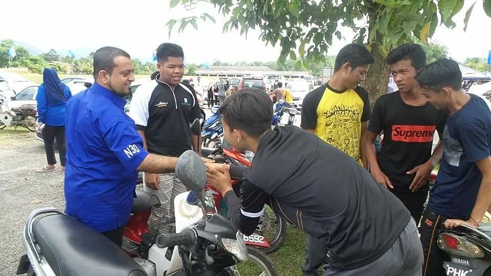 FOBNKEDAH's tweet photo. Calon BN N.30 Bayu, Sdr. *Mohd Noor Mohd Amin* merasmikan "Liga Tendang Penalti Bayu Di Hatiku" anjuran Baling City  FC di Padang Awam Pekan Baru Kg Lalang Mukim Siong.
 #N30DunBayu  #KamiPeduliRakyat #UndilahCalonBN #MenerusKemajuan #MenzahirImpian #MuafakatBaling #MuafakatKedah https://t.co/4LXIoGsnzS