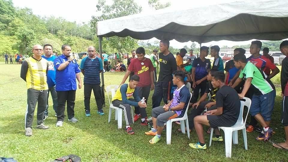 FOBNKEDAH's tweet photo. Calon BN N.30 Bayu, Sdr. *Mohd Noor Mohd Amin* merasmikan "Liga Tendang Penalti Bayu Di Hatiku" anjuran Baling City  FC di Padang Awam Pekan Baru Kg Lalang Mukim Siong.
 #N30DunBayu  #KamiPeduliRakyat #UndilahCalonBN #MenerusKemajuan #MenzahirImpian #MuafakatBaling #MuafakatKedah https://t.co/4LXIoGsnzS