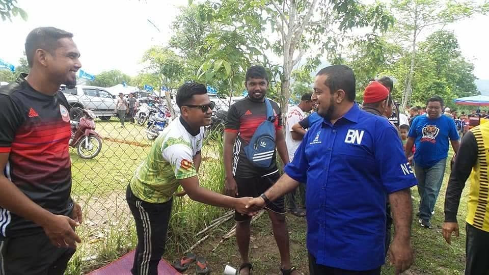 FOBNKEDAH's tweet photo. Calon BN N.30 Bayu, Sdr. *Mohd Noor Mohd Amin* merasmikan "Liga Tendang Penalti Bayu Di Hatiku" anjuran Baling City  FC di Padang Awam Pekan Baru Kg Lalang Mukim Siong.
 #N30DunBayu  #KamiPeduliRakyat #UndilahCalonBN #MenerusKemajuan #MenzahirImpian #MuafakatBaling #MuafakatKedah https://t.co/4LXIoGsnzS