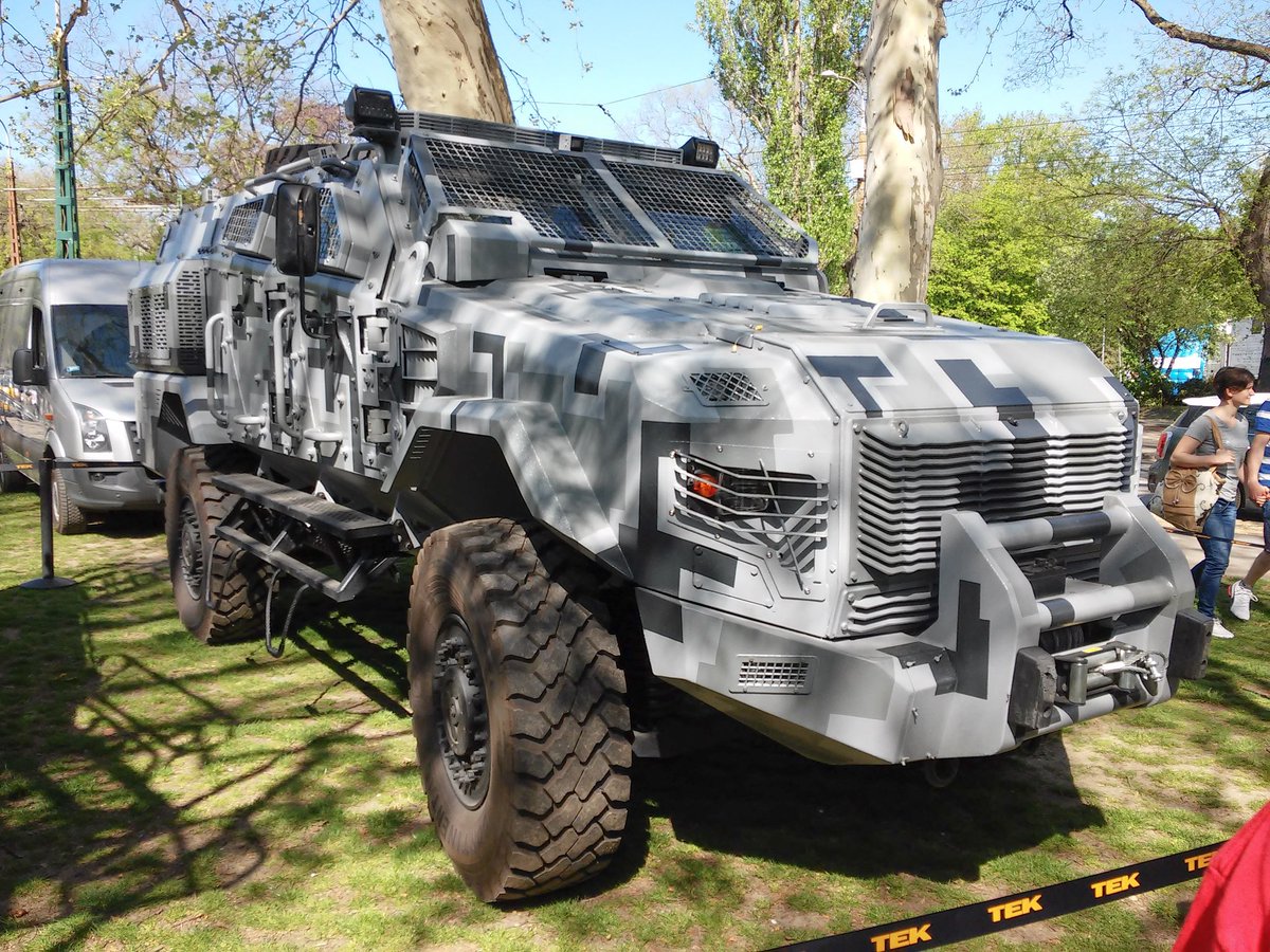 karolydszg94's tweet photo. Counter Terrorism Center,New Armored Vehicle.
#terrorelharitas #SWAT #armoredvehicle #rendorseg #policeunit https://t.co/FBbTIBJHhS