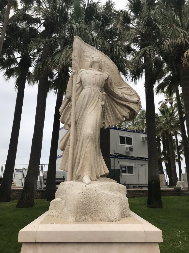 rnj_var's tweet photo. Le #FNJVar présent ce matin avec @MLP_officiel pour rendre hommage à Jeanne d’Arc à Cannes ! https://t.co/HYOGJbxstK