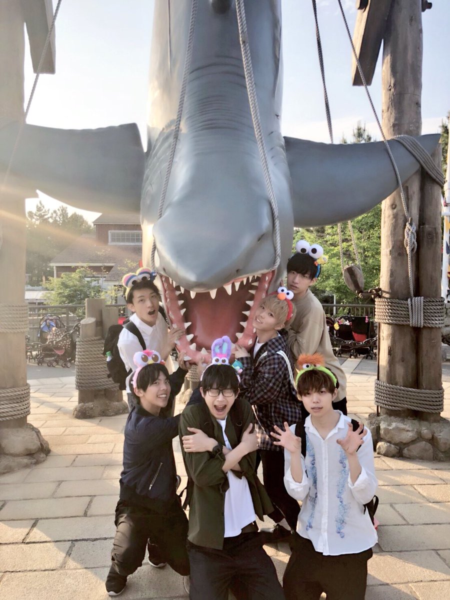 なるき パンダドラゴン 昨日はユニバーサル スタジオに行ってきちゃいました みんなと一緒に楽しかったな 写真のぼくの説明をするとすれば Jawsに食べられそうなるき たまごポーズなるなぎ 左上パラゴン電車 あづちゃん