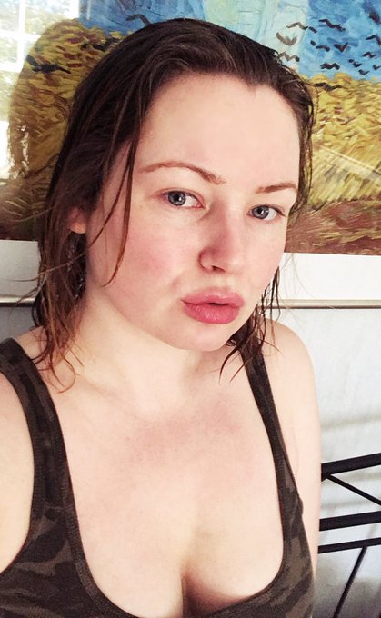 Fresh faced #nomakeupselfie after shower (and cleaning 🐶puppy pee😜)
#selfie https://t.co/i62vt8TaE0