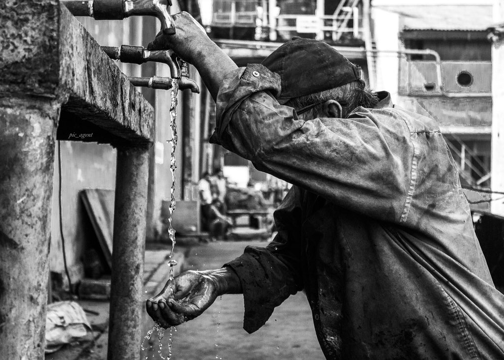usama_ahmed5's tweet photo. Hum mehnat kash jag walon se, 
jab apna hissa mangenge.

Eik khet nahin ik desh nahin, 
hum saari duniya mangenge.

 - Faiz Ahmed Faiz 
#LabourDay https://t.co/GJxWMRmtM1