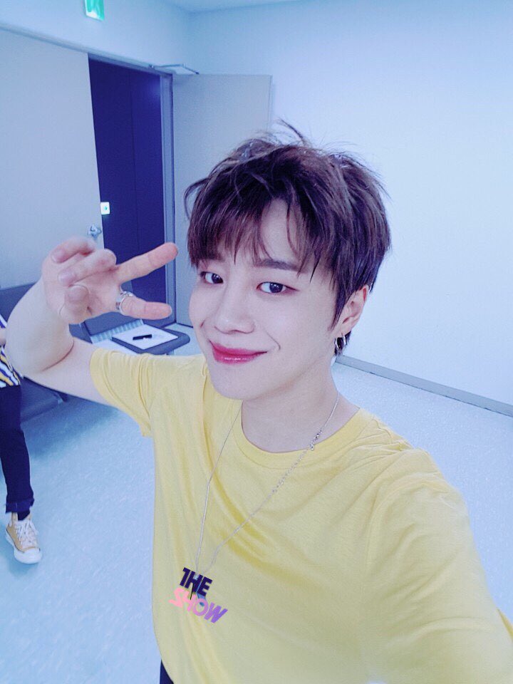 theshow_offcl's tweet photo. [★147회 더쇼 초이스 후보①] 꽃길만 걸을 울  #UNB 첫 더쇼 초이스 후보 기념 셀카 가즈아~!🌸 #더쇼 #THESHOW @official_UN_B https://t.co/Nyl8aKKo6U