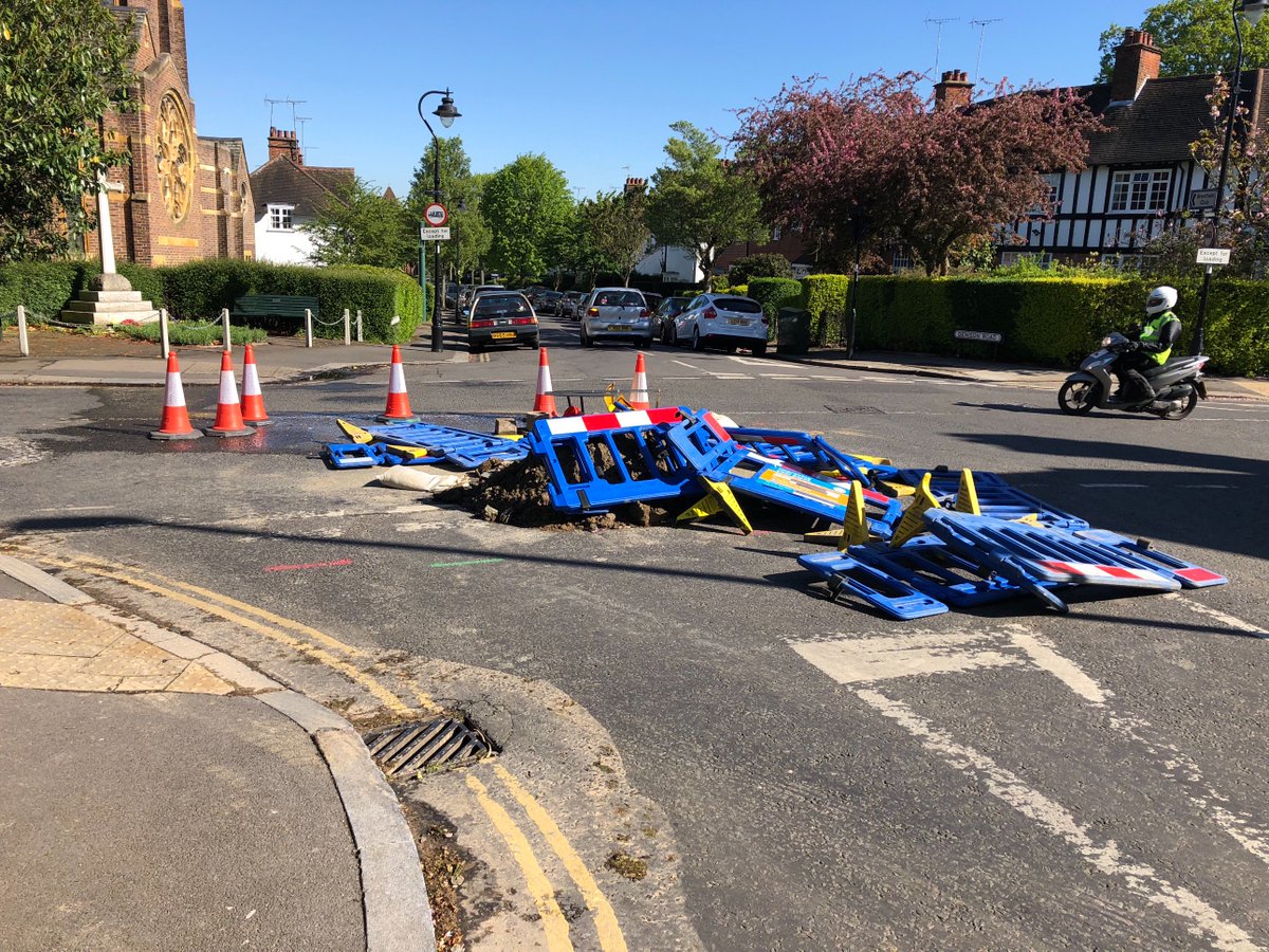 PinkTintedGlass's tweet photo. 1 closed road, 2 diverted buses, 7 closed stops, 4 days of 0 progress. Any update please @thameswater? #pitshanger #walking https://t.co/NGOjimKCVK