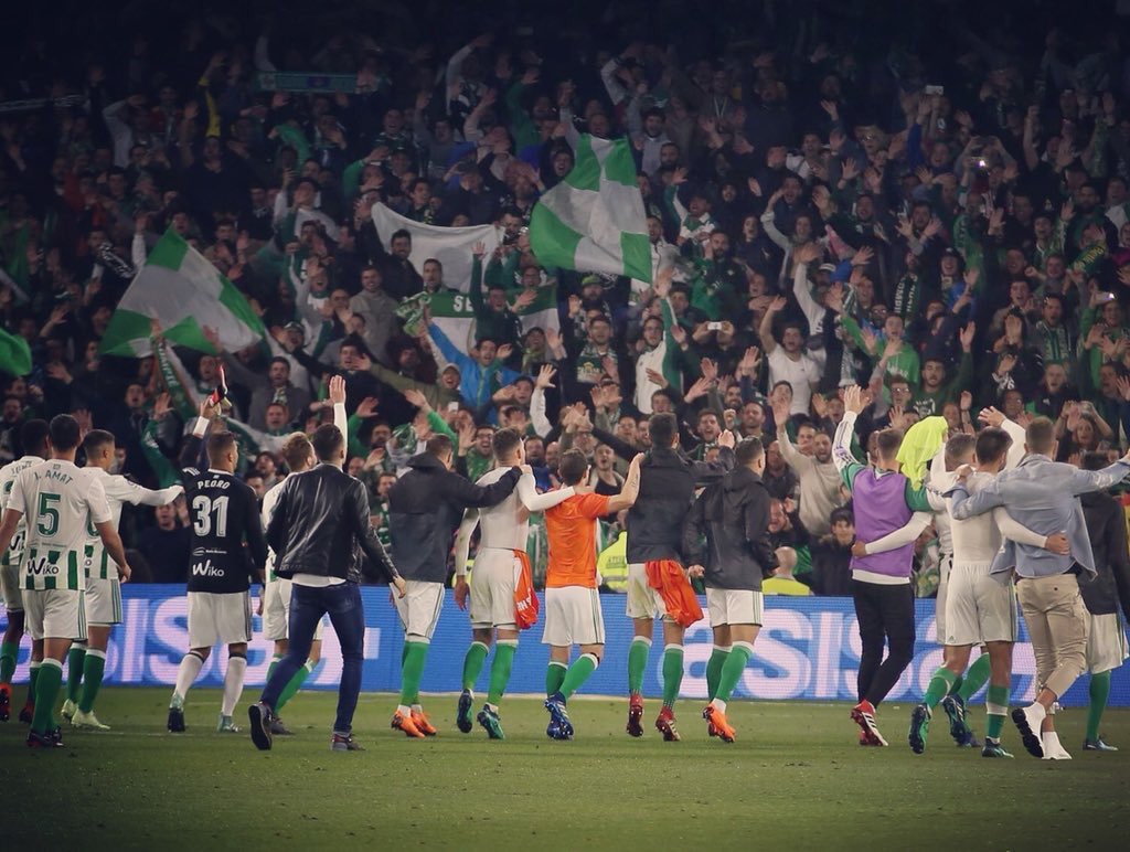 MarcBartra's tweet photo. Cuando te das cuenta que por mucho que digan, las decisiones que tomas de corazón son las acertadas y... aquí estamos con ambición metidos en Europa. “Trabaja duro y en silencio y deja que el éxito haga todo el ruido”.  🙉 #Equipazo #OrgullosoDeEsteBetis #EuroBetis 🇪🇺🤜🏼🤜🏼 https://t.co/NID6z1Kz02