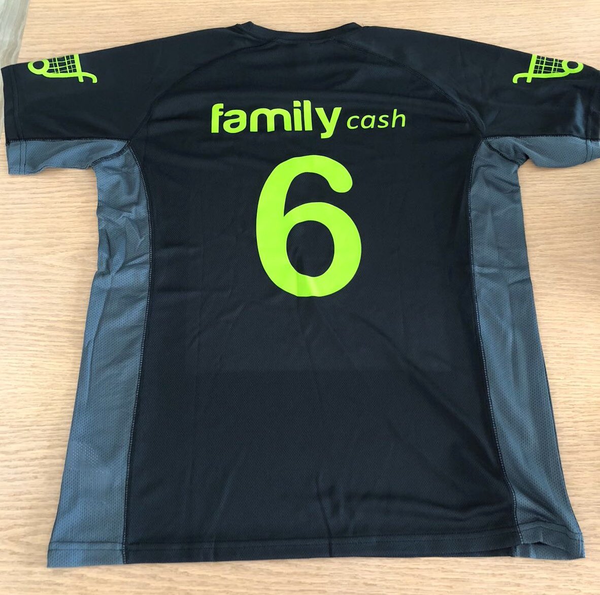cvxativa's tweet photo. Los juveniles del @cvxativa se entrenan por última vez antes de partir hacia Lorca para disputar el #CEJM2018. #FamilyCASH vuelve a unirse como colaborador con el club.¡Mirad qué equipación más chula! 😍 #aperells #orgullsetabensejuvenil #voleibol https://t.co/589UHpFUGY