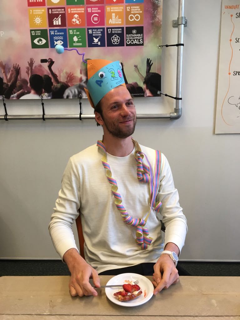 sideinc's tweet photo. Onze jarige jop @AlwinVeldboom is 29 geworden, tijd dus voor een feestje! #bday #OutsideInc #justhowweroll #verjaardagsmuts #slingers #taart https://t.co/AocpwiPxdn