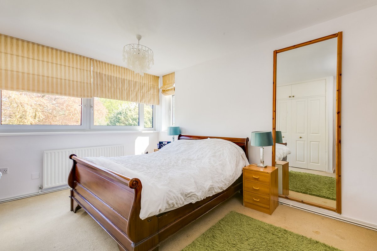 Great 2 bed with parking £475,000
chestertons.com/property-to-bu…