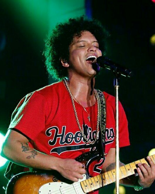Annette00159182's tweet photo. Happy May! @BrunosLadyClub #Hooligans 🌞🌷🌷😘❤️#LookAtThatHair #MessyCurls #Long #OutControl #SexyAF https://t.co/PPtoHGLn5H