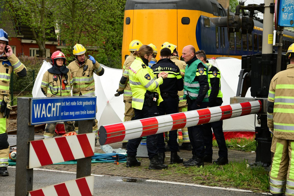 SpoorPro's tweet photo. Bij een botsing tussen een trein en een personenauto in Bussum is dinsdagochtend één persoon om het leven gekomen: https://t.co/mZHsmBHqX6 https://t.co/cijQSJnTnw