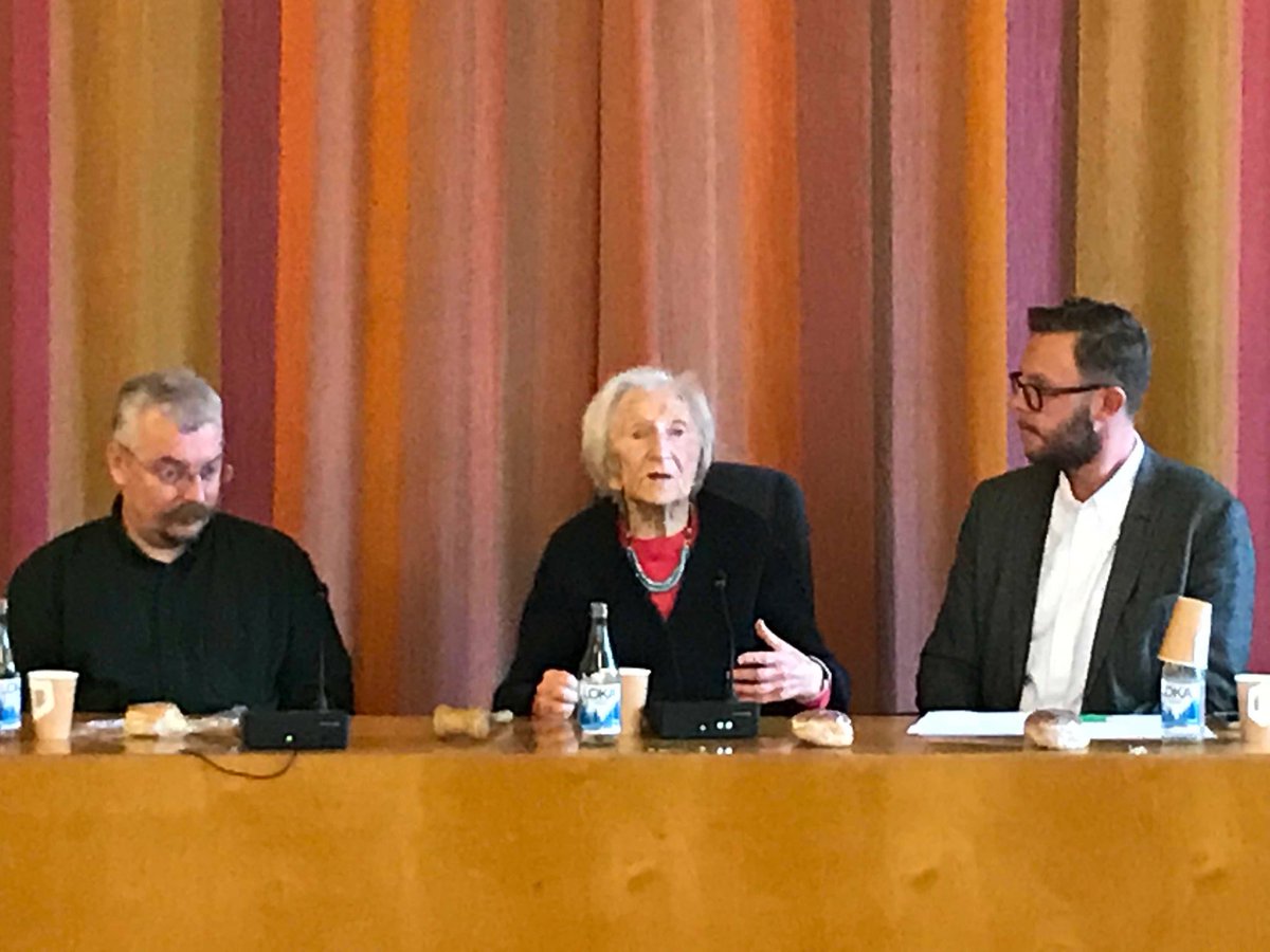 #Ludvika #Hedi #Fried #Antinazism
<a href="/dagensnyheter/">Dagens Nyheter</a>

”Vi är inte rädda. Vi vet att den som skriker inte har mycket att säga. Det som hänt kastar en skugga över nuet och vi vet inte vad som händer i framtiden, men det är idag vi måste agera om vi ska ha en demokrati  imorgon.”