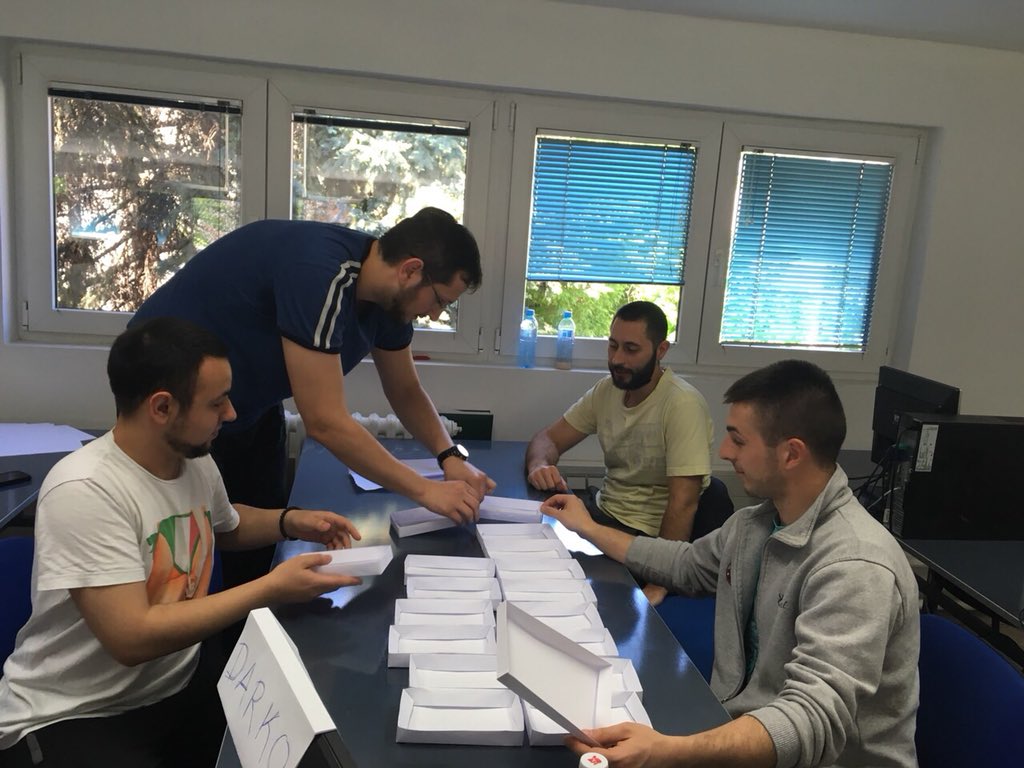 ICEF_etf's tweet photo. Polaznici su uspesno zavrsili IT obuke i za njih je organizovana radionica za unapredjenje drustvenih i komunikacionih vestina potrebnih za profesionalni razvoj. Kroz timski rad su se spremali za razlicite faze zaposljavanja i rada u IT firmama. #itobuke #idlab #etf #java #php https://t.co/PX4PboRxq1