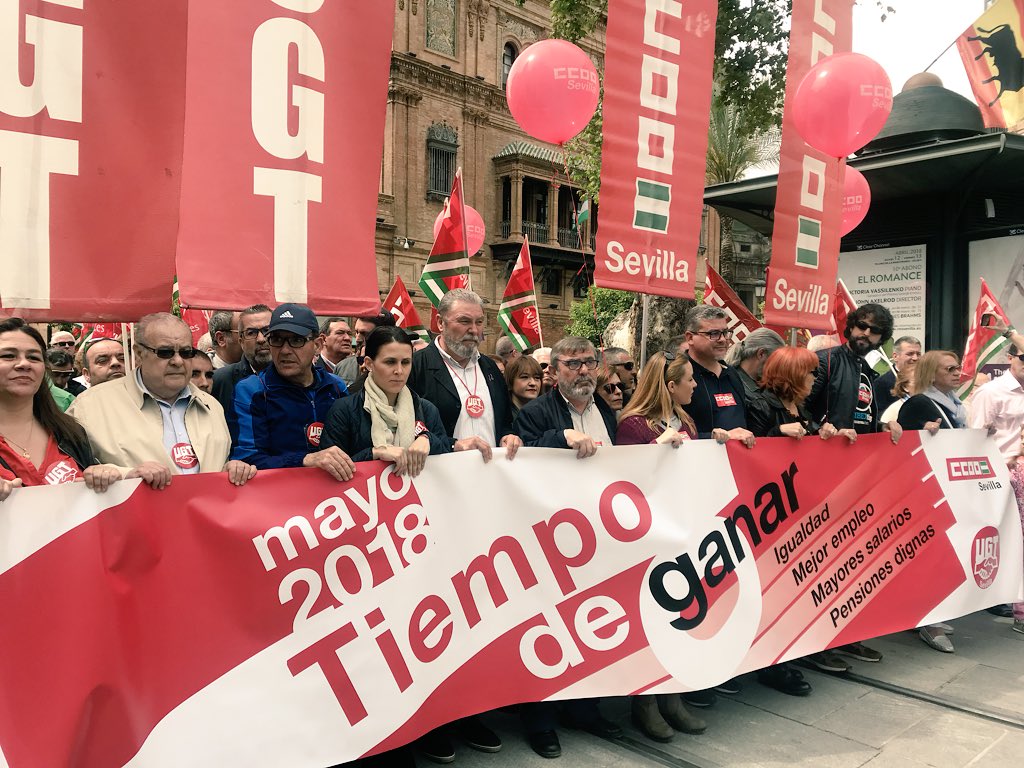 psoedesevilla's tweet photo. Los y las socialistas sevillanas estamos en la calle con los sindicatos @ugtsevilla @ccoosevilla exigiendo un #TiempoDeGanar en este #1deMayo, #DíaDeLaClaseTrabajadora #DiaDelTrabajador #DíaDeLaTrabajadora https://t.co/OiJhZACBqN