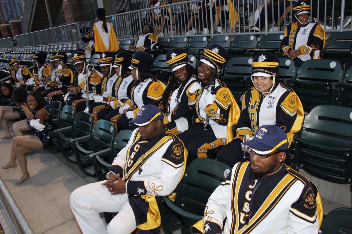 JCSUniversity's tweet image. Waiting for our moment on @GMA despite the chilly morning! Sometime between 8-9 a.m. #GoodMorningAmerica #DealsAndSteals #IIOS #JCSU #GoldenBulls