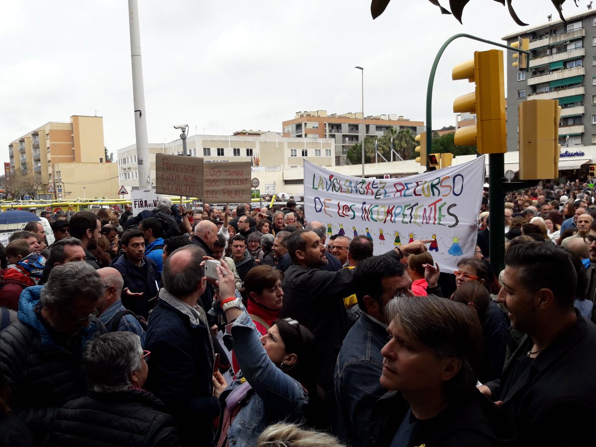 Amb el professorat de l'INS Palau. #9delpalau #EduquemSensePor No esteu soles!