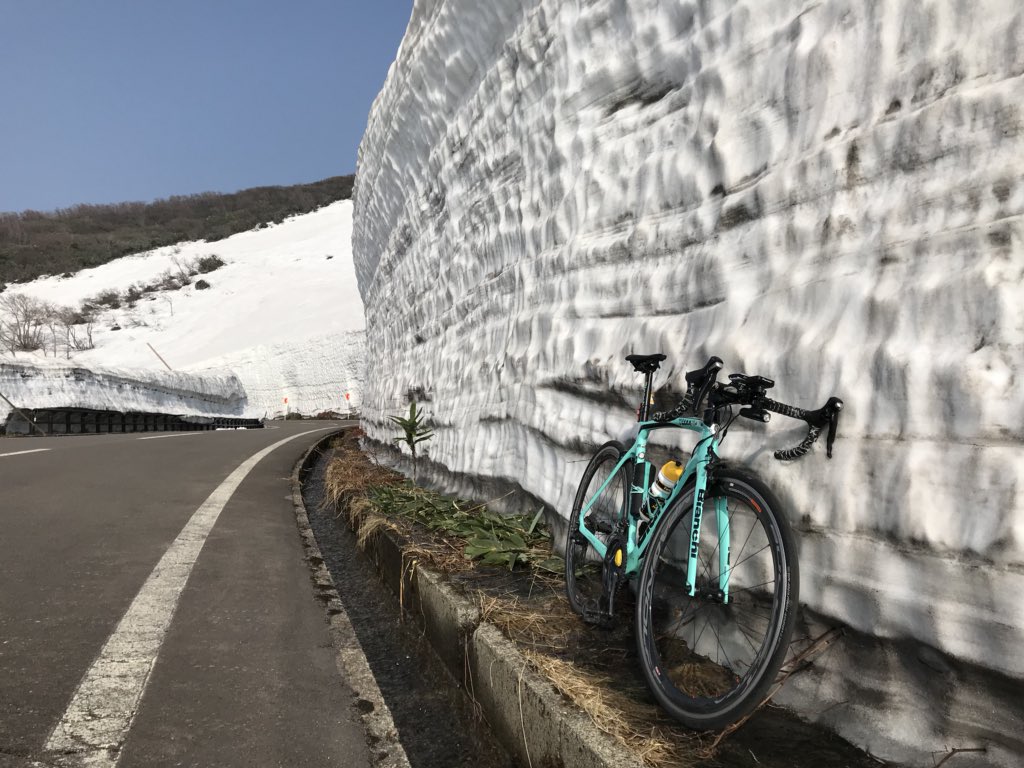 茶玄 豆麦 スタート地点は日本海で秋田県と山形県に跨がる鳥海山をヒルクライムしてきました 獲得標高は13mで山頂付近の雪の回廊が美しいです Ridebianchi Bianchi ビアンキ ロードバイク