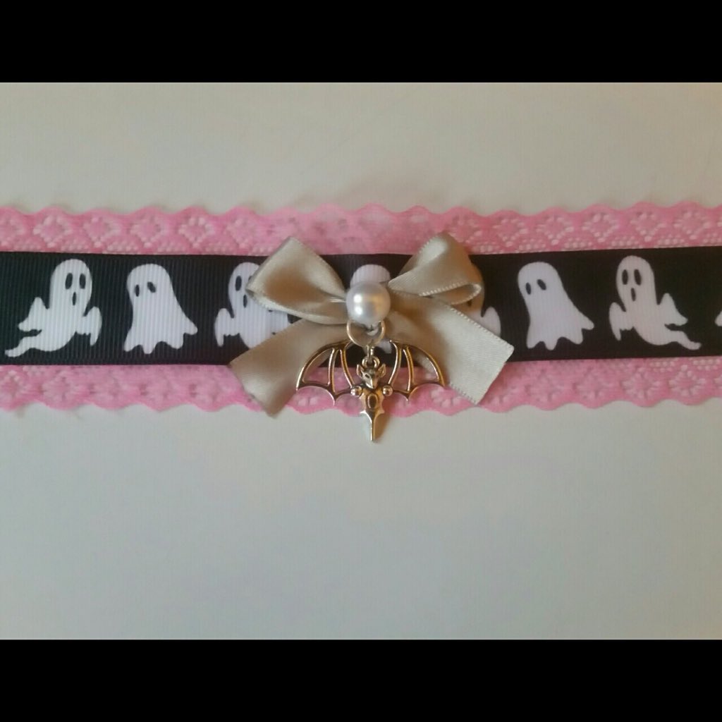 CustomChokers's tweet photo. Ghost Choker on Pink Lace with Bat Charm
£6

Available on
https://t.co/I6R6REVddH

Or DM me 💕

#chokers #collars #handmade #becklace #goth #kawaii #etsy #depop #goth #alternative #rose #tugproof 

Includes
- gift bag
- free gifts
- 10% discount bundles 
- worldwide shipping https://t.co/hhI6tg0NM1