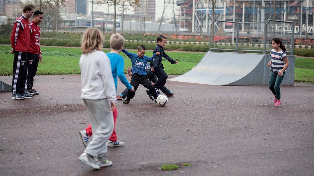 Zijn de verwachte maatschappelijke baten nog net zo groot als destijds bij het raadsbesluit? We zetten op een rij in hoeverre de nieuwe cijfers nog overeenkomen met de oorspronkelijke berekeningen. feyenoord-city.nl/hoe-zit-het-no… #FeyenoordCity #SterkerDoorSport
