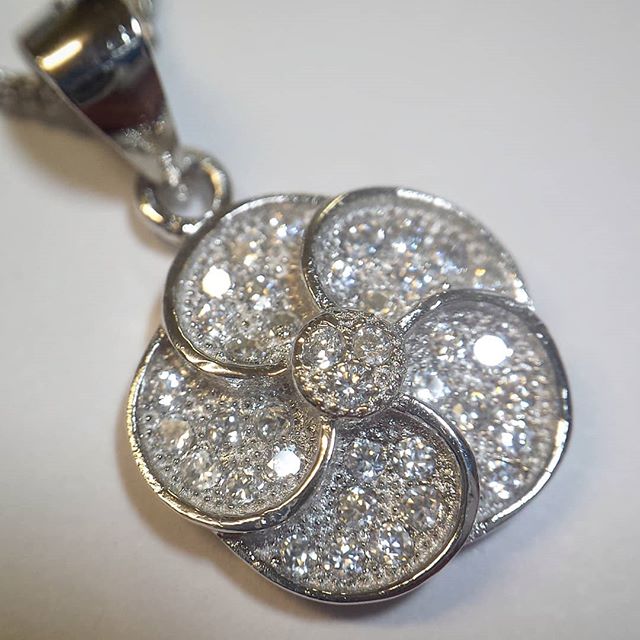 MilesMannOutlet's tweet photo. STERLING SILVER... This cute little silver & pave set cubic zirconia flower pendant is incredible value at just £30 #milesmannoutlet #sterlingsilver #silver #cz #cubiczirconia #paveset #flower #pendant #pendantsforsale #neckwear #fashion #silverjewellery #jewellerylover #sparkles https://t.co/RjMETiLcp0