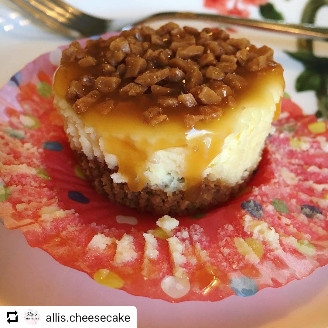 La_Piat's tweet photo. Desert anyone?
What about a SKOR Toffee Caramel ?
Courtesy of @allis.cheesecake
LaPiat connecting you to the best bakers in Town, whatever your sweet tooth is you will find it here.
#LaPiat #LaPiatchef #torontocooking #torontocook #Toronto #foodtoronto #torontofood https://t.co/PndVSJdkos