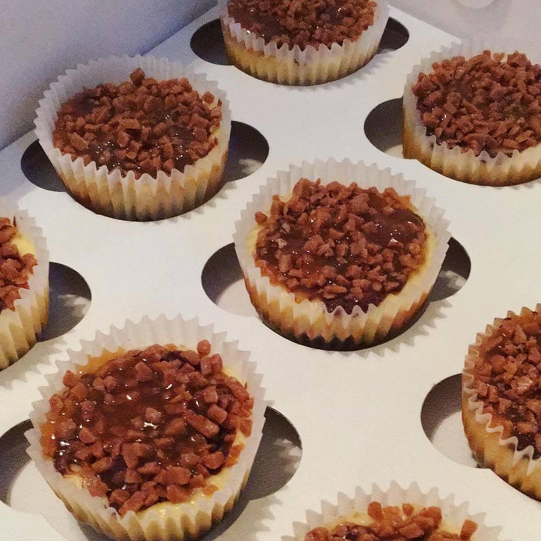 La_Piat's tweet photo. Desert anyone?
What about a SKOR Toffee Caramel ?
Courtesy of @allis.cheesecake
LaPiat connecting you to the best bakers in Town, whatever your sweet tooth is you will find it here.
#LaPiat #LaPiatchef #torontocooking #torontocook #Toronto #foodtoronto #torontofood https://t.co/PndVSJdkos