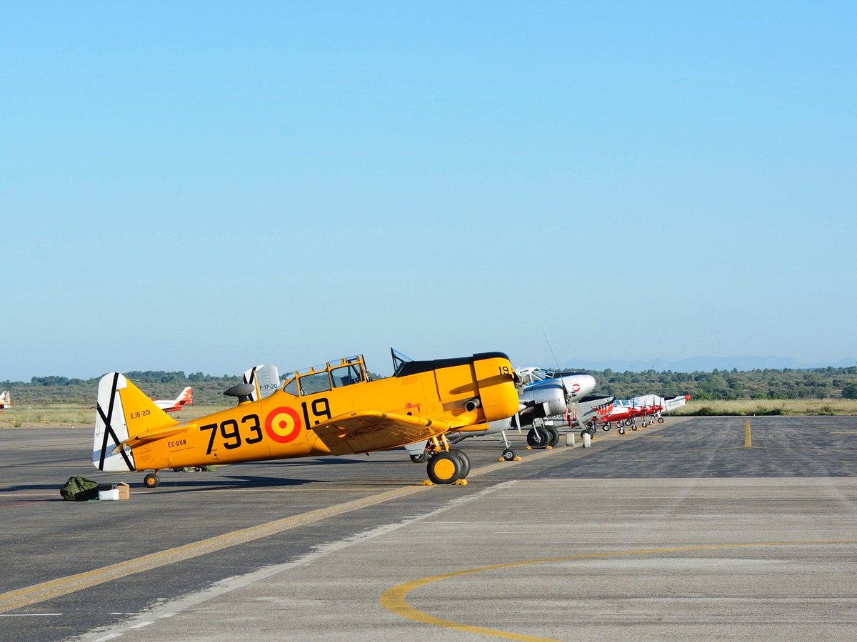 drizzt__dourden's tweet photo. Línea de vuelo, con varios aviones pertenecientes a la @FIOtuit  en primer plano, plataforma de la Base Aérea de León #ABA25 https://t.co/E0jpERNPKV