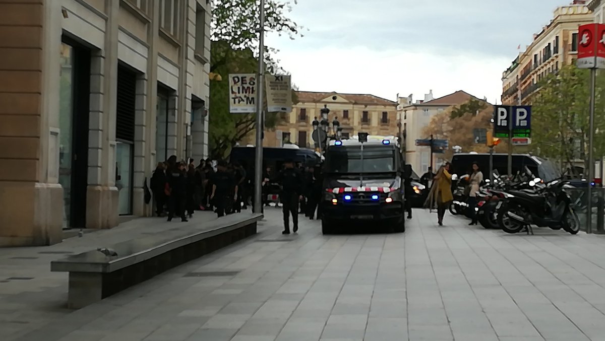 #1Maig2018 Alerta! Mossos registren motxilles a persones amb "certa estètica" a l'Avinguda Francesc Cambó. La nostra policia, com sempre, al costat de la classe obrera..
