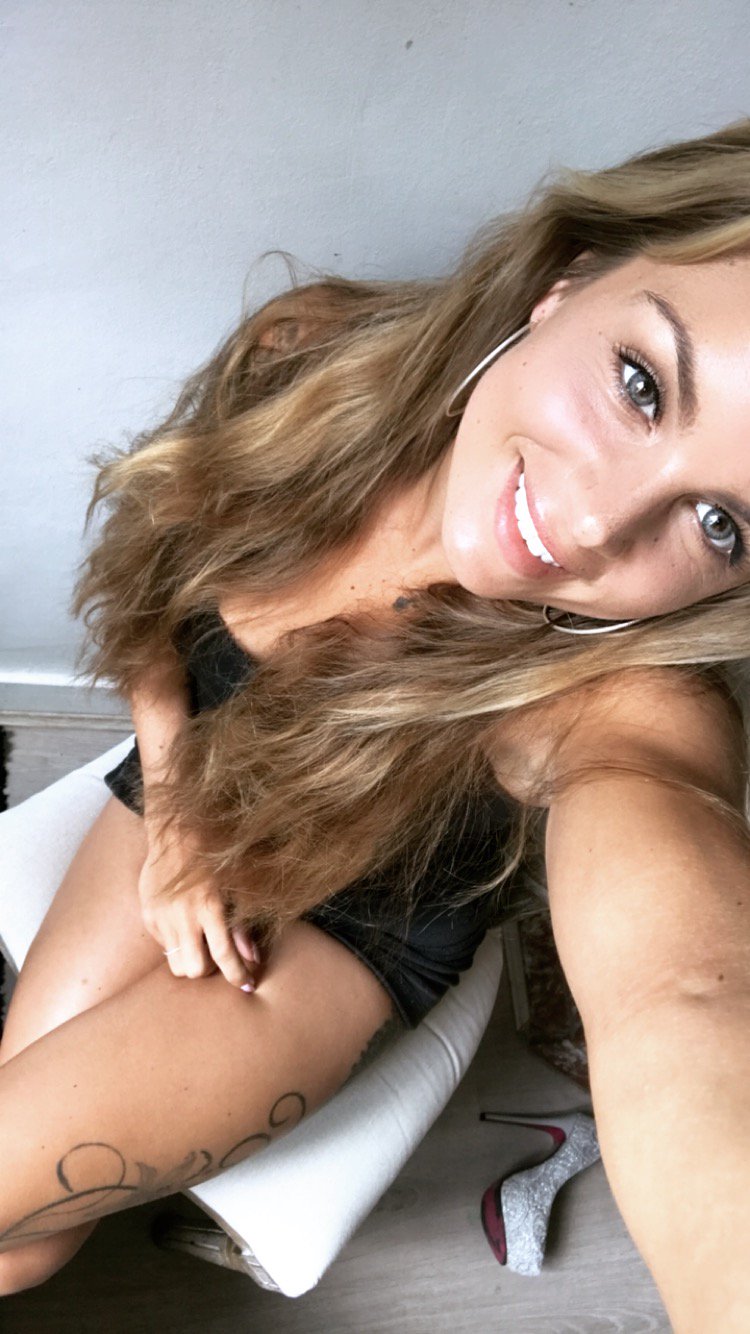 Wie hast du den heutigen Feiertag verbracht? ☺️ #aryalaroca #amateur #mydirtyhobby #love #smile #blonde https://t.co/FhiRVsAaR4