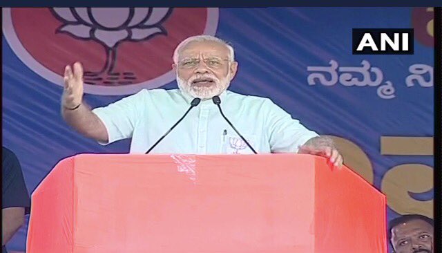 Narenpurohit's tweet photo. Modi, I don't have proper clothes to wear.
Today, he had 3 rallies, wore 2 different dress.
Crybaby's #MakeOverDiaries . #Feku https://t.co/H2LflNrEFA
