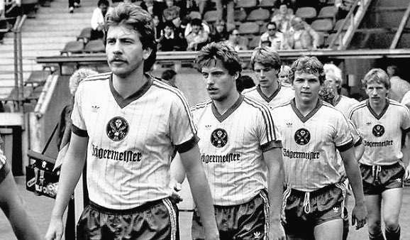 picaditoFc's tweet photo. La nueva piel del gladiador para esta nueva temporada incluirá al licor preferido del plantel.
Allá por el año 1973, el Eintracht Braunschweig alemán lucía por primera vez en la historia del fútbol profesional un sponsor, el mismo que adoptará Picadito este año. 
#SomosHistoria https://t.co/eoVnxZzIa8